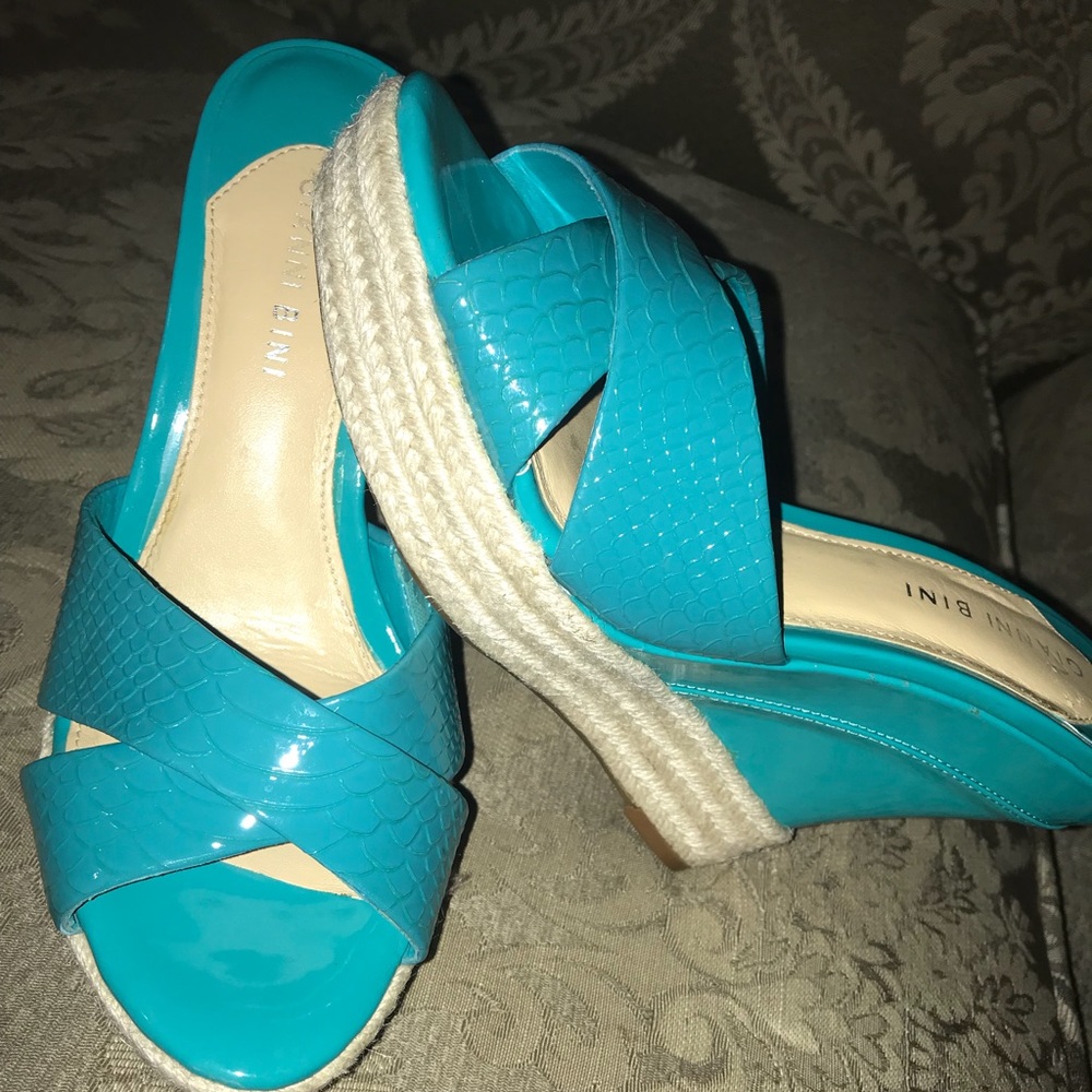 2/$15 TURQUOISE GIANNI BINI WEDGES